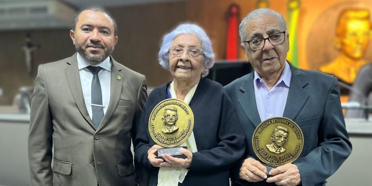 Câmara tem noite de emoção com homenagem a Margarida da Motta Rocha e Eraldo César