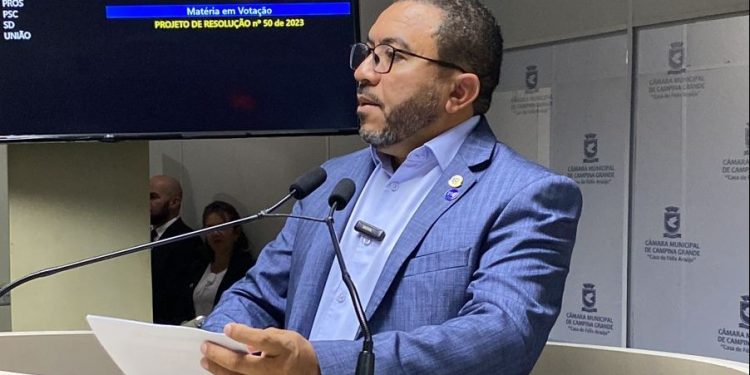 Alexandre do Sindicato condena apoio do Governo do Estado a ação contra leitura da Bíblia na CMCG