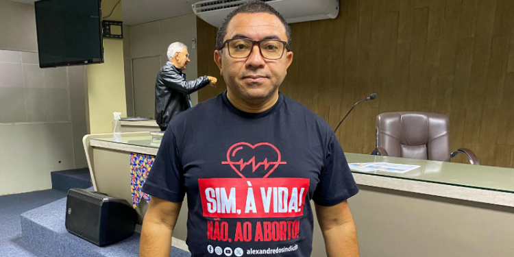 Alexandre do Sindicato denuncia campanha de desinformação sobre o aborto no Brasil