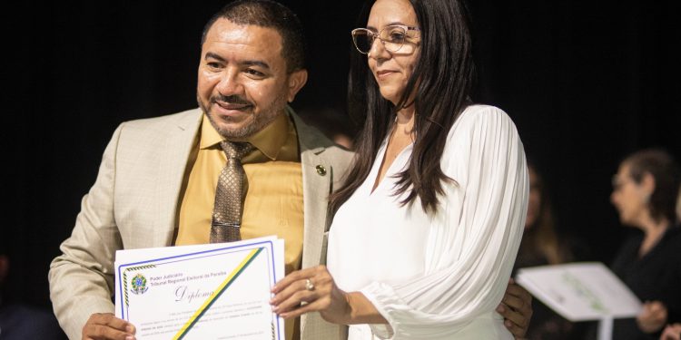 Ao ser diplomado, Alexandre do Sindicato ressalta história de superação
